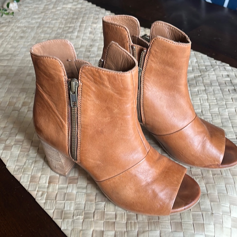 Diba size 8.5 shoes!